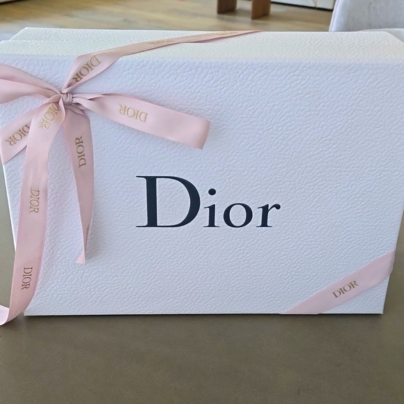 New DIOR box & ribbon 12 1/2 × 9 in - Picture 1 of 6